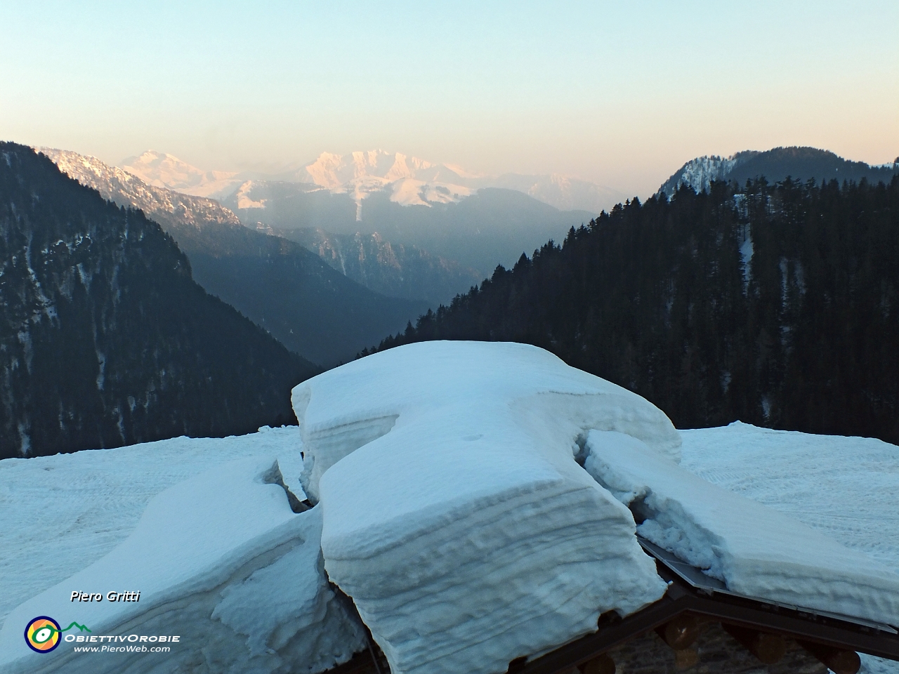 89 Pacchi di neve sui tetti al tramonto....JPG